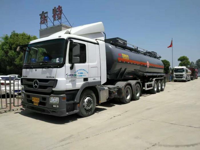 Mercedes Benz actros primier mover with 29CBM HCL tank semi-trailer